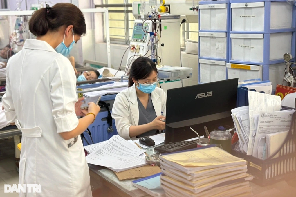 Nhân viên y tế thực hiện công việc hành chính tại một bệnh viện ở TPHCM