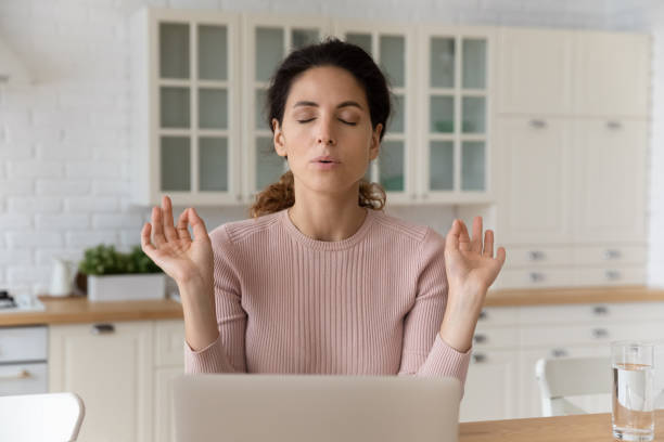 Tập hít thở sâu để giải tỏa căng thẳng.
