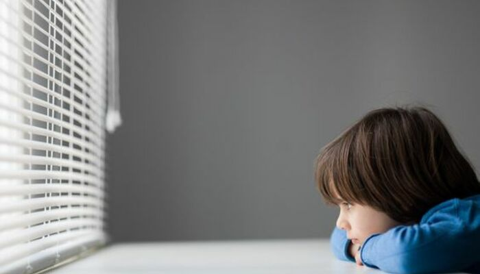 Sống xa cha mẹ sẽ khiến trẻ bị thiếu hụt cảm xúc thời thơ ấu.