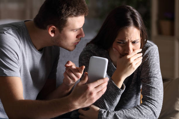 Người bệnh liên tục kiểm tra điện thoại di động của bạn đời