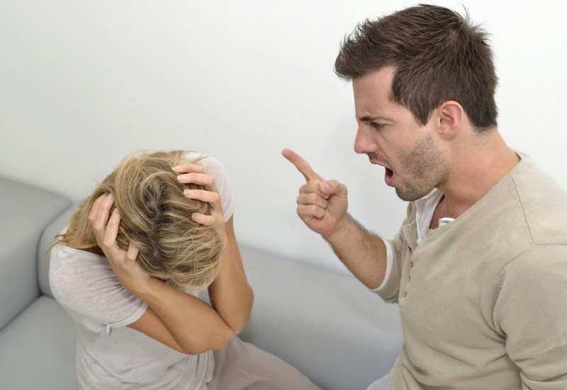 Bị chồng bạo hành có nên tiếp tục chịu đựng hay ly hôn